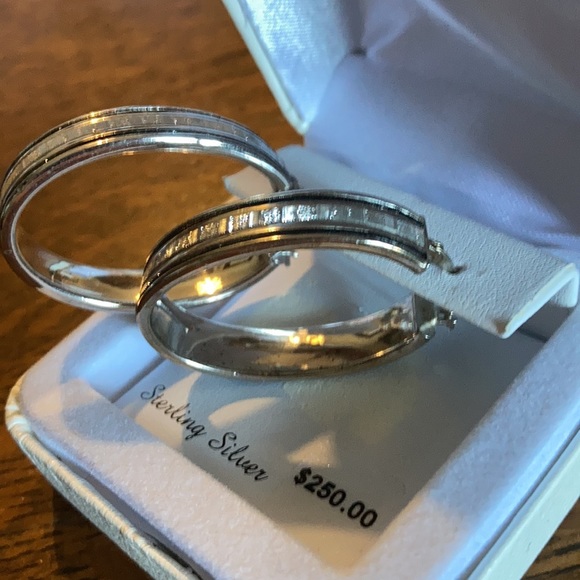 Ladies platinum over sterling silver blk & wht glitter oval hoop pierced earring - Picture 3 of 4